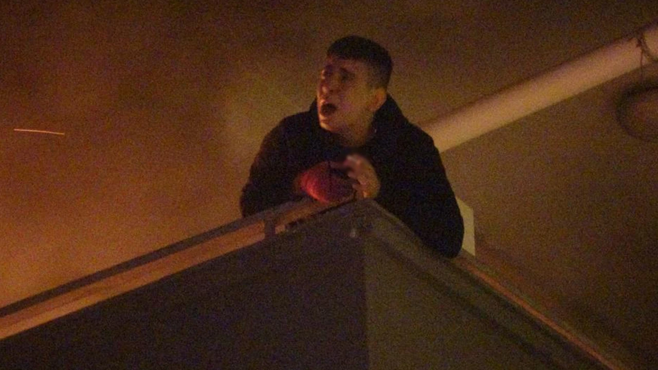 Evini ateşe verip balkonda sigara içti! Kendisini kurtarmak isteyenlere tencere tava fırlattı